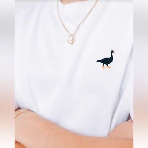 Goose & Gander Unisex White T-Shirt with Black Logo size Medium